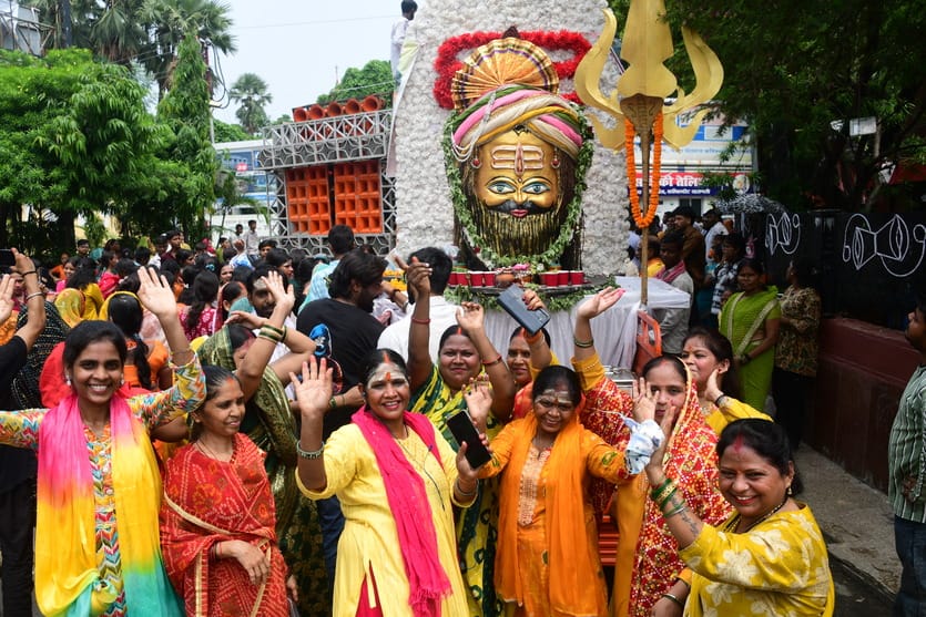 A Kalash Yatra was taken out, followed by the Jalabhishek of Baba Vishwanath