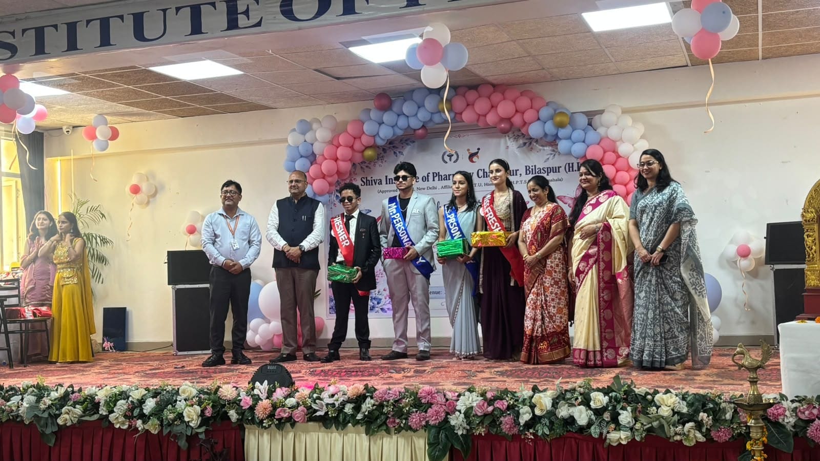 शिवा इंस्टीट्यूट ऑफ फार्मेसी चांदपुर में आयोजित फ्रेशर्स पार्टी में चुने गए प्रतिनिधियों को सम्