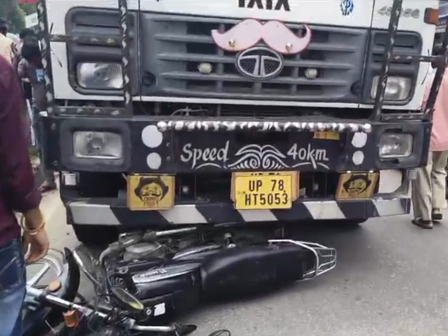 ट्रक की चपेट में आई बाइक। - संवाद 