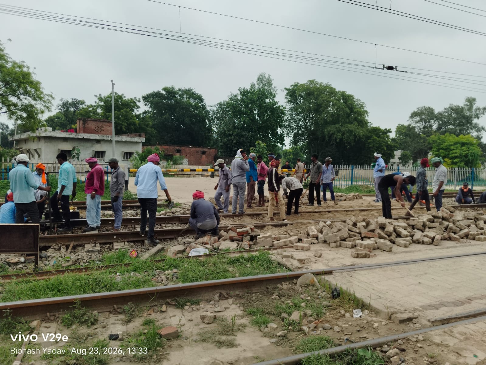 ट्रैक मरम्मत होने के बंद जंघई फाटक। संवाद
