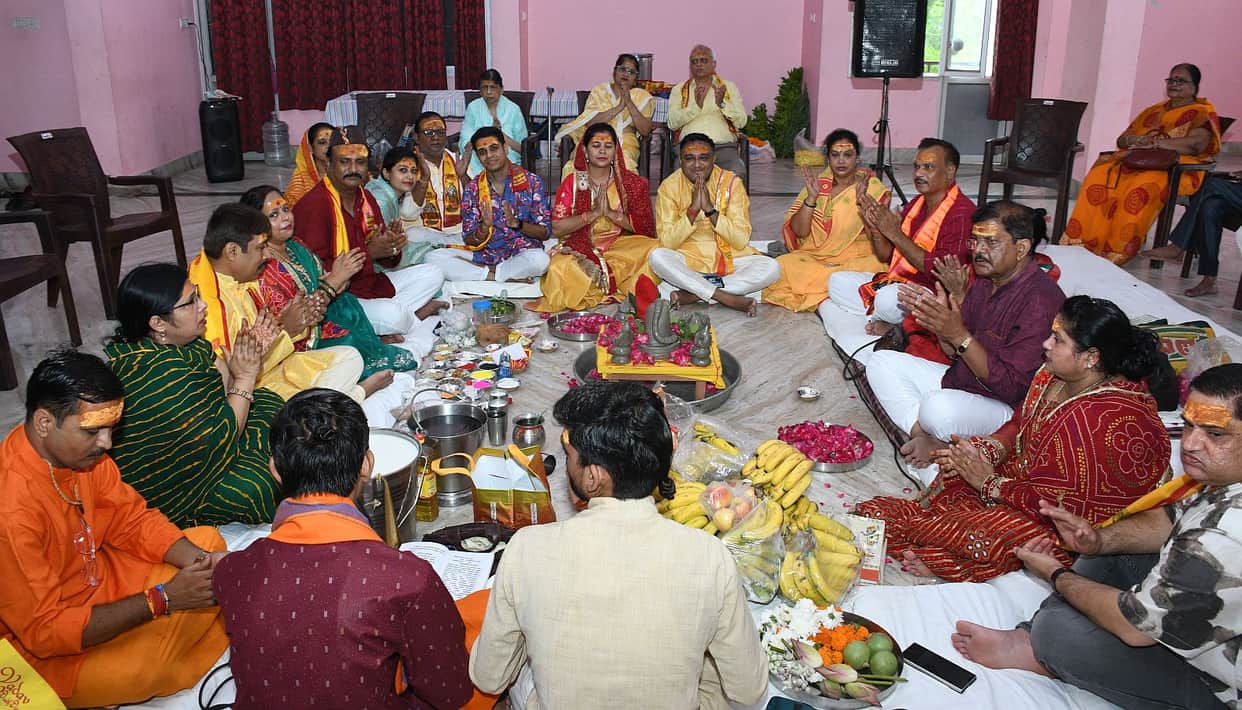 Rudrabhishek performed by the Trans-Gomti Maheshwari Samaj.