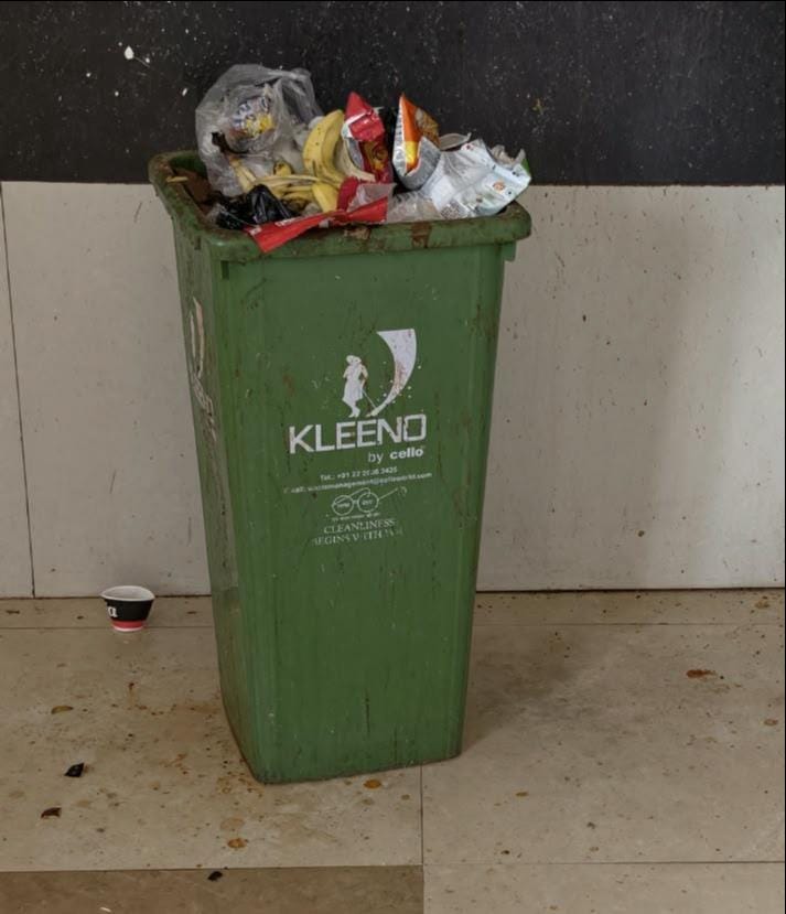 Sanitation workers at the women's hospital refrained from cleaning for three hours due to grievances over unpaid wages.