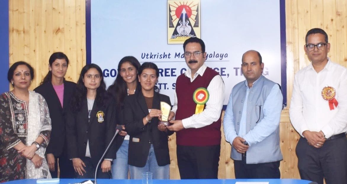 Students organized an exhibition of models on space science