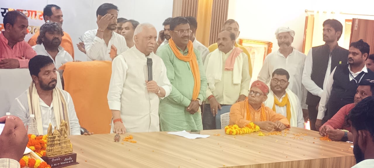 धनघटा तहसील में अधिवक्ताओं द्वारा आयोजित कार्यक्रम को संबोधित करती भाजपा के पूर्व सांसद रमापति 