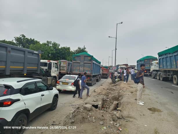 धारूहेड़ा फ्लाइओवर पर लगा लंबा जाम। संवाद