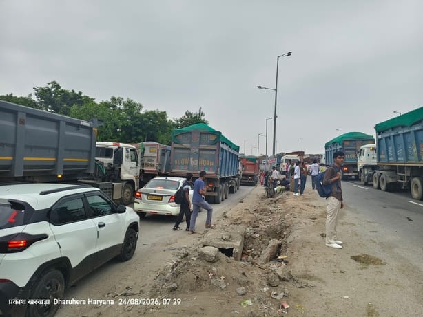 धारूहेड़ा फ्लाइओवर पर लगा लंबा जाम। संवाद