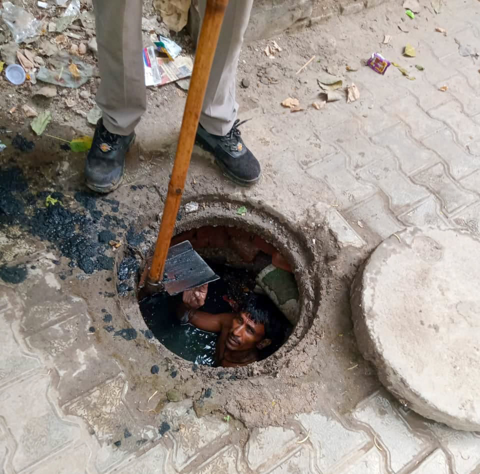 विजयनगर में सीवर साफ करने के लिए उतरे कर्मी के इसी प्रकरण का आयोग ने किया है संज्ञान। स्रोत: जा