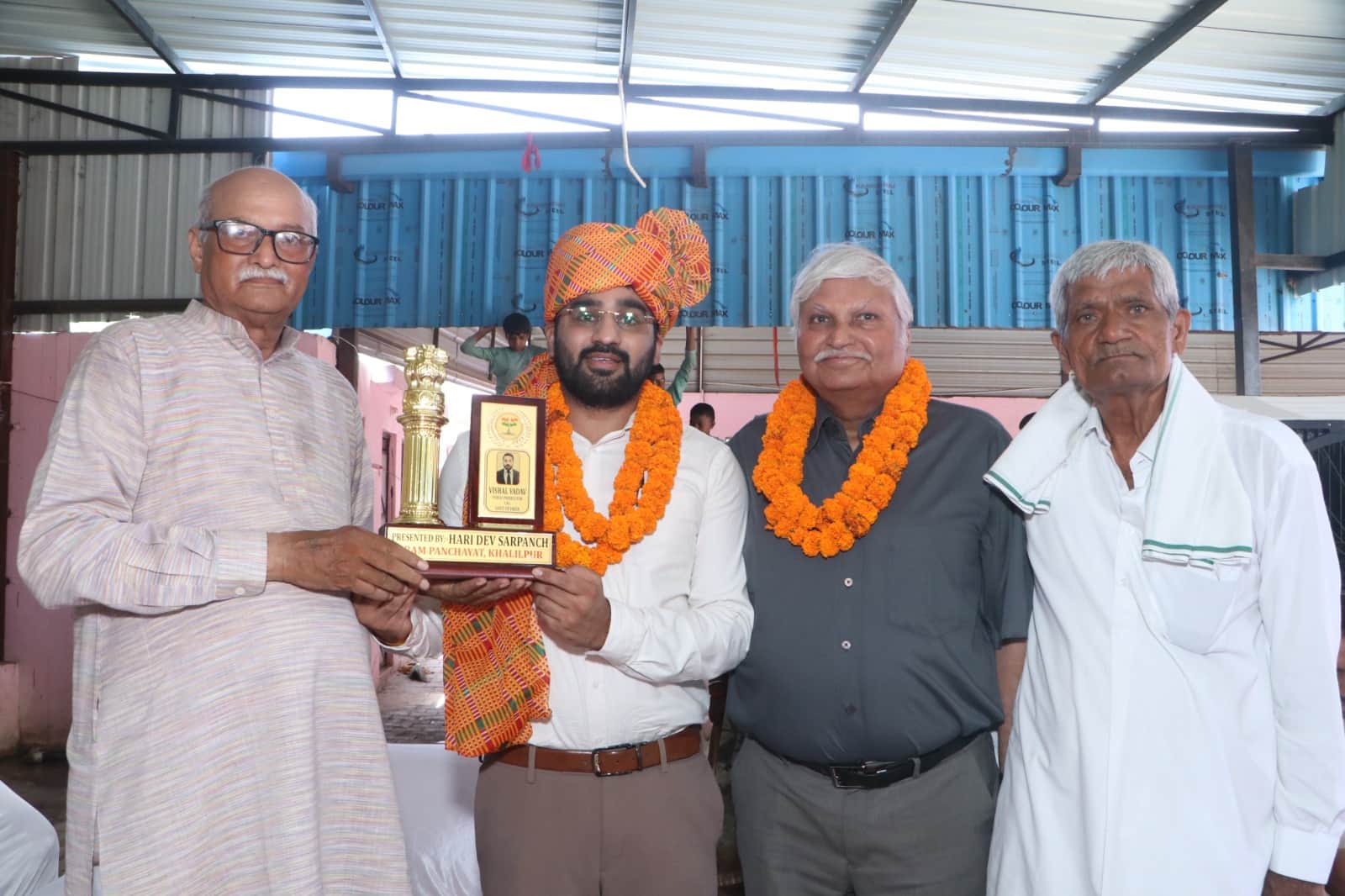 विशाल यादव को सम्मानित करते ग्रामीण। स्त्रोत: ग्रामीण