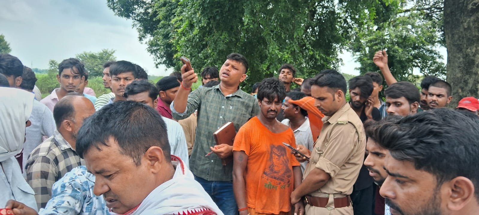 विशुनपुर बाजार में पोखरे के पास आरोपी को पुलिस के हवाले करते लोग।स्रोत-सोशल मीडिया