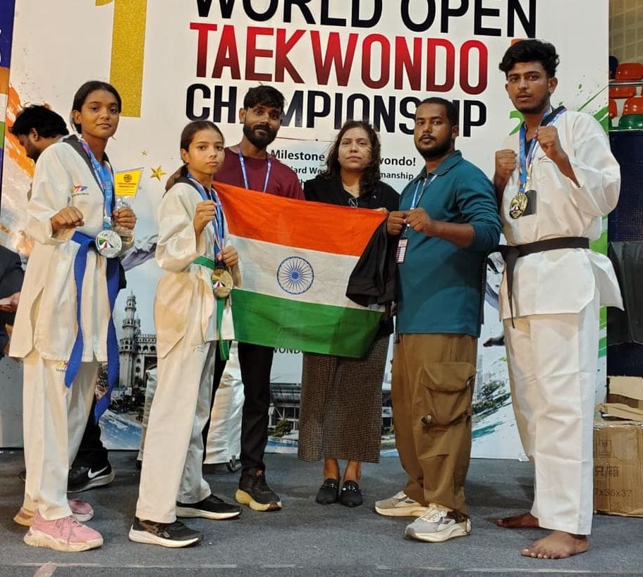 विश्व ताइक्वांडो प्रतियोगिता में हैदराबाद में स्वर्ण व एक रजत पदक के साथ जिले खिलाड़ी। स्रोत वि