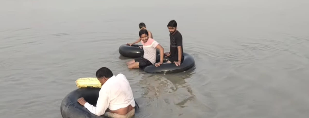 Panipat News: यमुना का जल स्तर कम होने पर टापू पर बसे लोग जाने के लिए ले रहे ट्यूब का सहारा