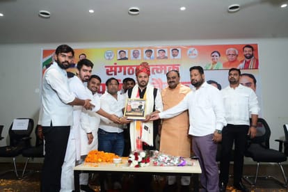 युवा मोर्चा प्रदेशाध्यक्ष अक्षय दहिया को सम्मानित करते भाजपा कार्यकर्ता व अन्य। भाजपा