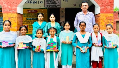 24 ढांड 01 वेस्ट मटेरियल से बनाई गई कलात्मक वस्तुएं दिखाते हुए छात्राएं।