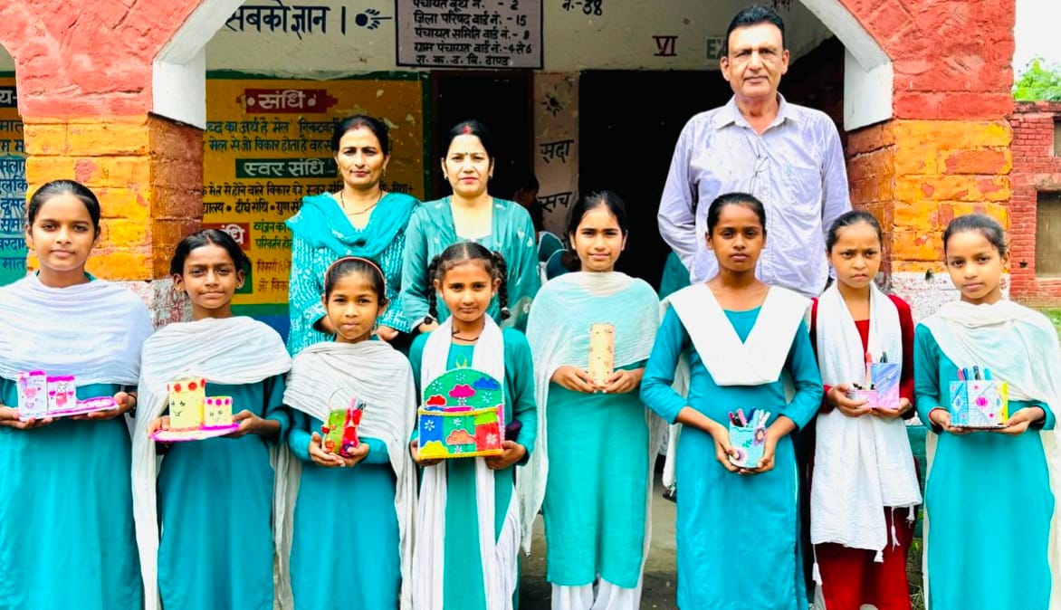 24 ढांड 01 वेस्ट मटेरियल से बनाई गई कलात्मक वस्तुएं दिखाते हुए छात्राएं।