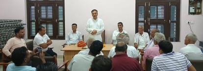 24 ढांड 03  संबोधित करते हुए सुरेश रोड।