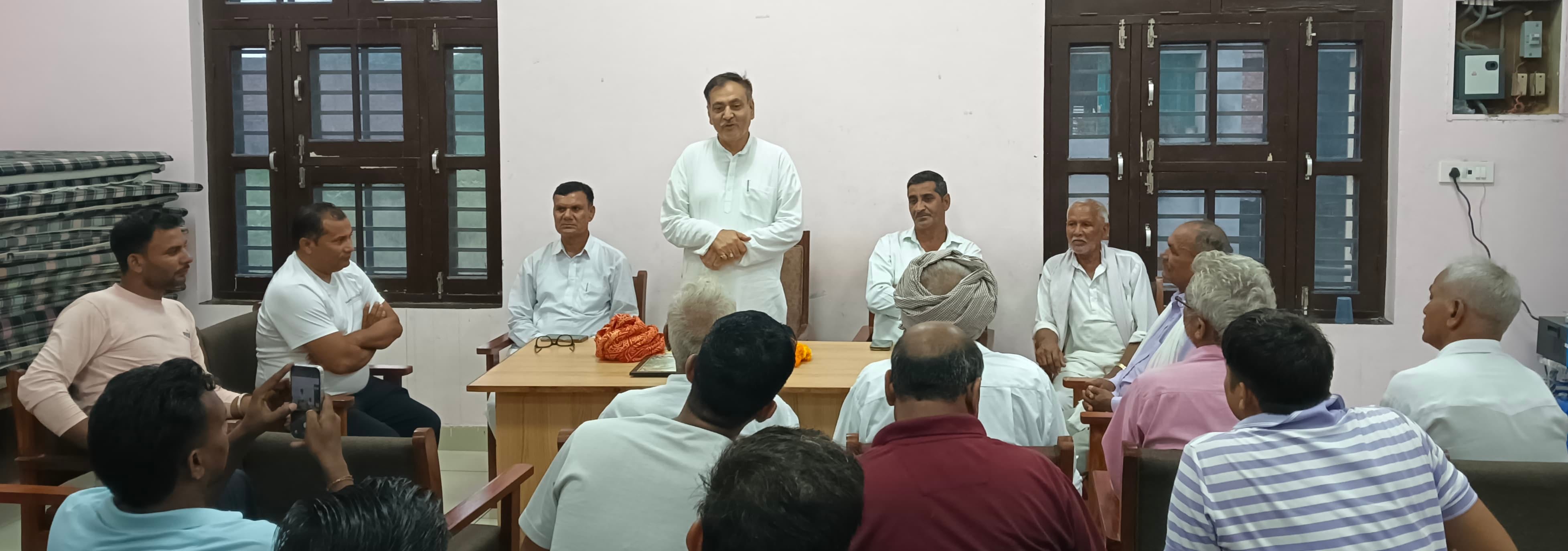 24 ढांड 03  संबोधित करते हुए सुरेश रोड।