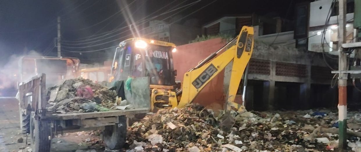 The administration's Operation Clean continued overnight, brightening the main roads, but the campaign was halted in the morning due to employee protests.
