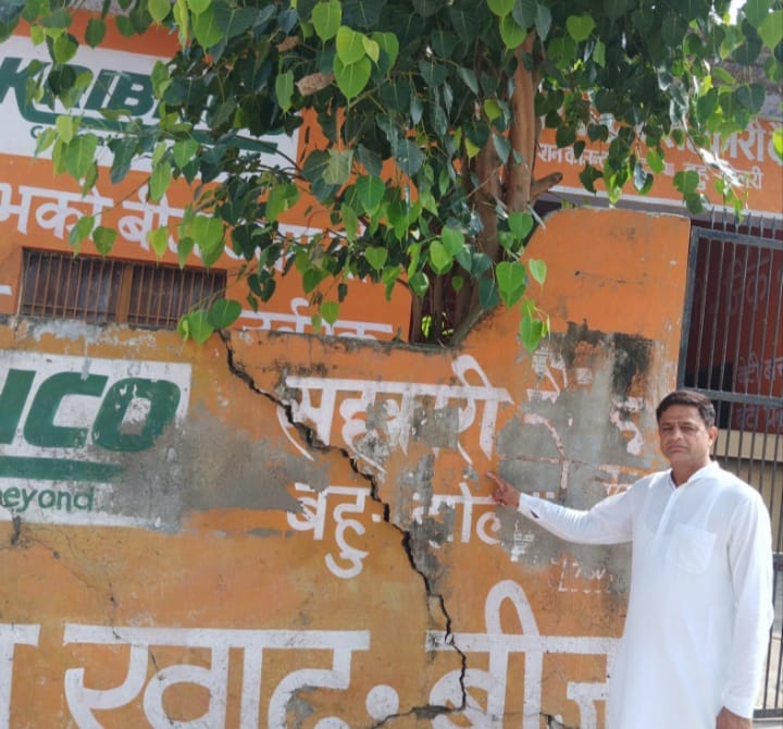 Sonipat News: सहकारी बैंक की मेन गेट की जर्जर दीवार से खतरा