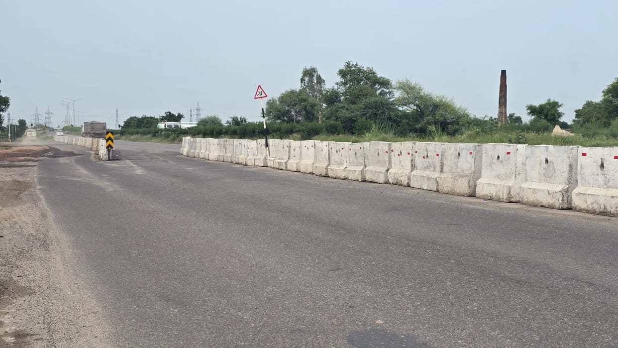 Stones were placed between the flyover and the Gurugram Road flyover