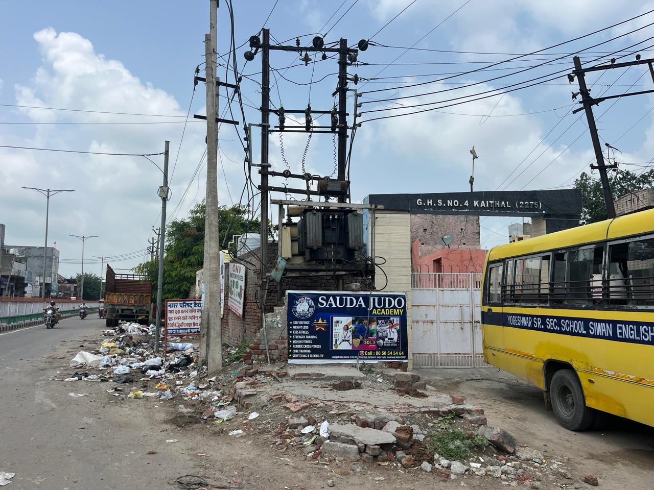 4 नंबर स्कूल के गेट के बाहर रखा ट्रांसफार्मर व पड़ी गंदगी। संवाद