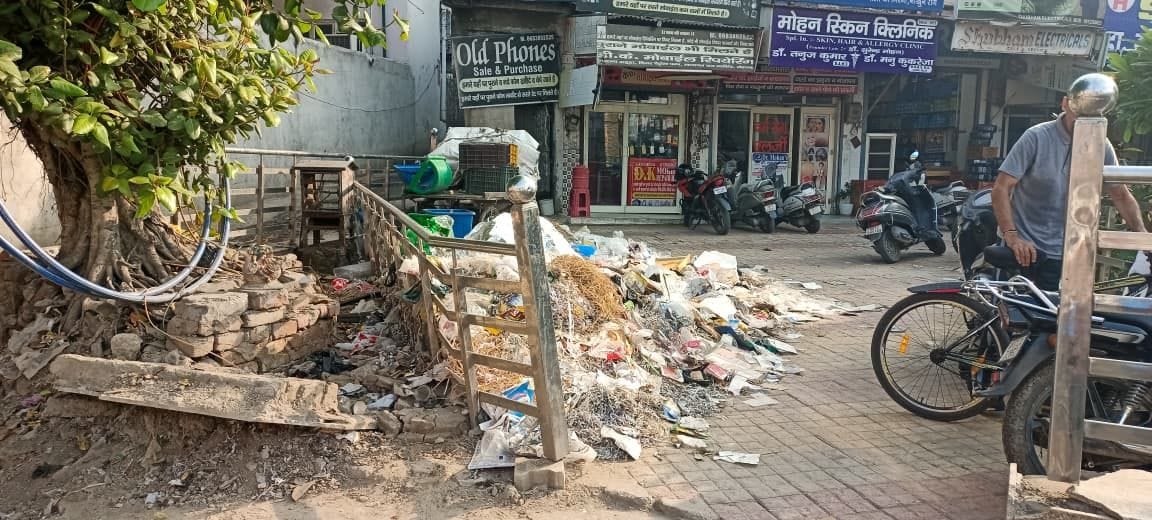 43-शहर में गोहना अड्डा के पास स्थित लाला लाजपतराय चौक की क्षतिग्रस्त ग्रिल । स्रोत : पार्षद