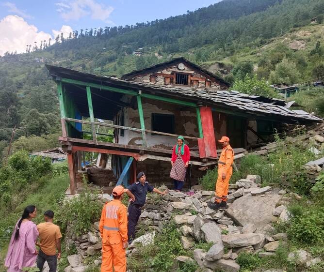 आपदा प्रभावित बागन गांव का निरीक्षण करती एनडीआरएफ की टीम। -संवाद