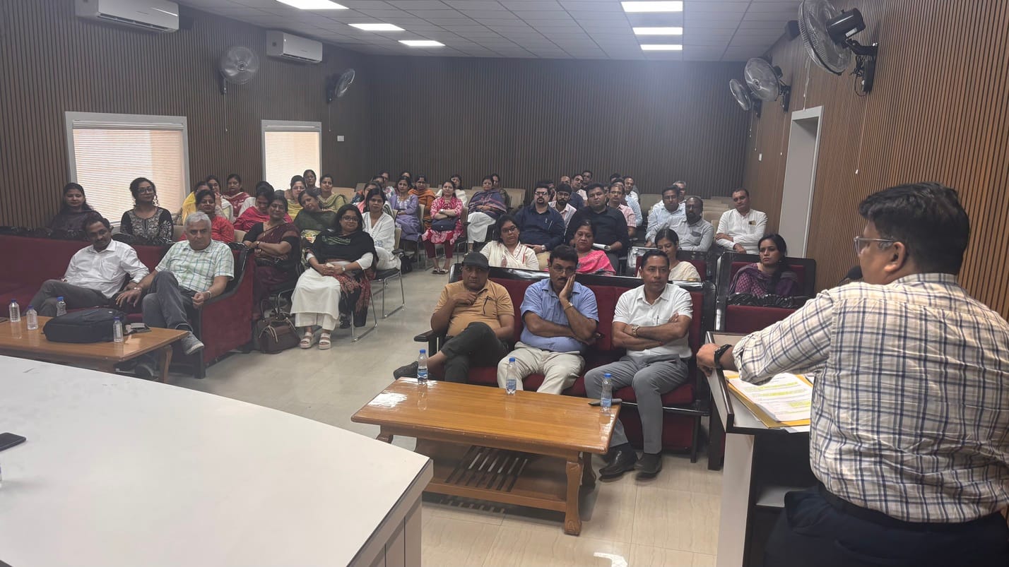 आरकेएसडी कॉलेज में दाखिलों को लेकर चल रही बैठक को संबोधित करते प्राचार्य। विज्ञप्ति