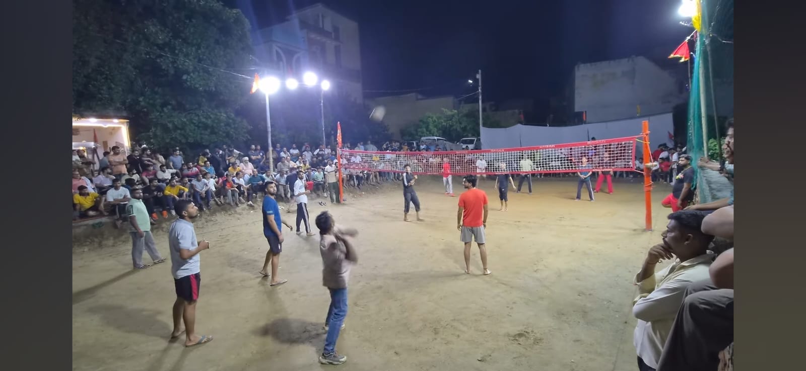 आवास विकास कालोनी में आयोजित बॉलीबाल प्रतियोगिता में मैच खेलते टीम के खिलाडी। स्रोत आयोजक