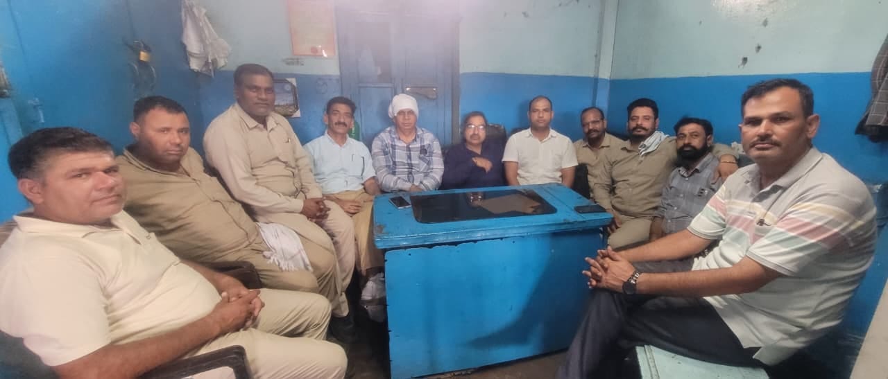 अंबाला शहर में बैठक करते हरियाणा रोडवेज कर्मचारी। प्रवक्ता