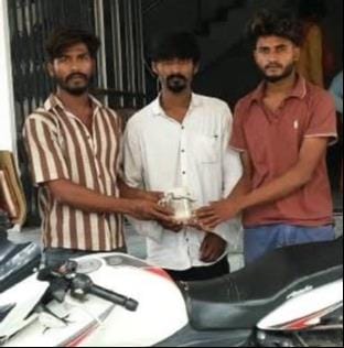 अहरौरा पुलिस द्वारा हेरोईनने साथ गिरफ्तार तीन तस्कर। स्रेात- पुलिस