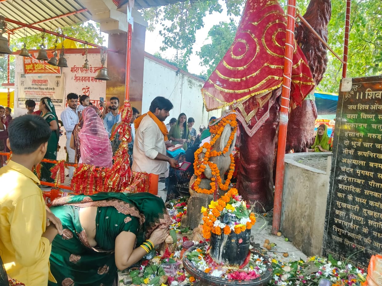 Devotees offered prayers and worshipped at Shiva temples