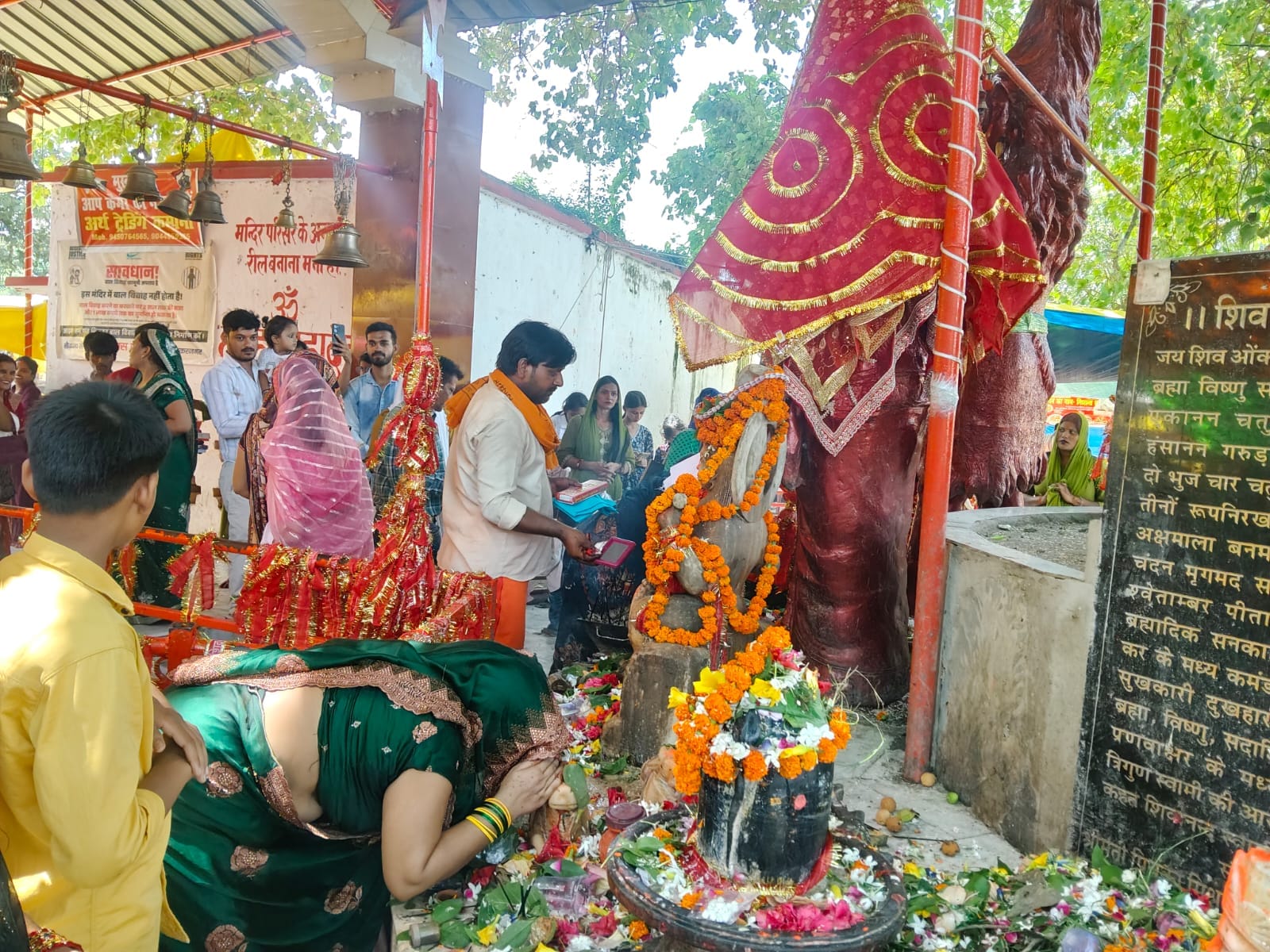 अकबरपुर के शिवबाबा धाम में मंगलवार को दर्शन-पूजन करने पहुंचे श्रद्धालु
