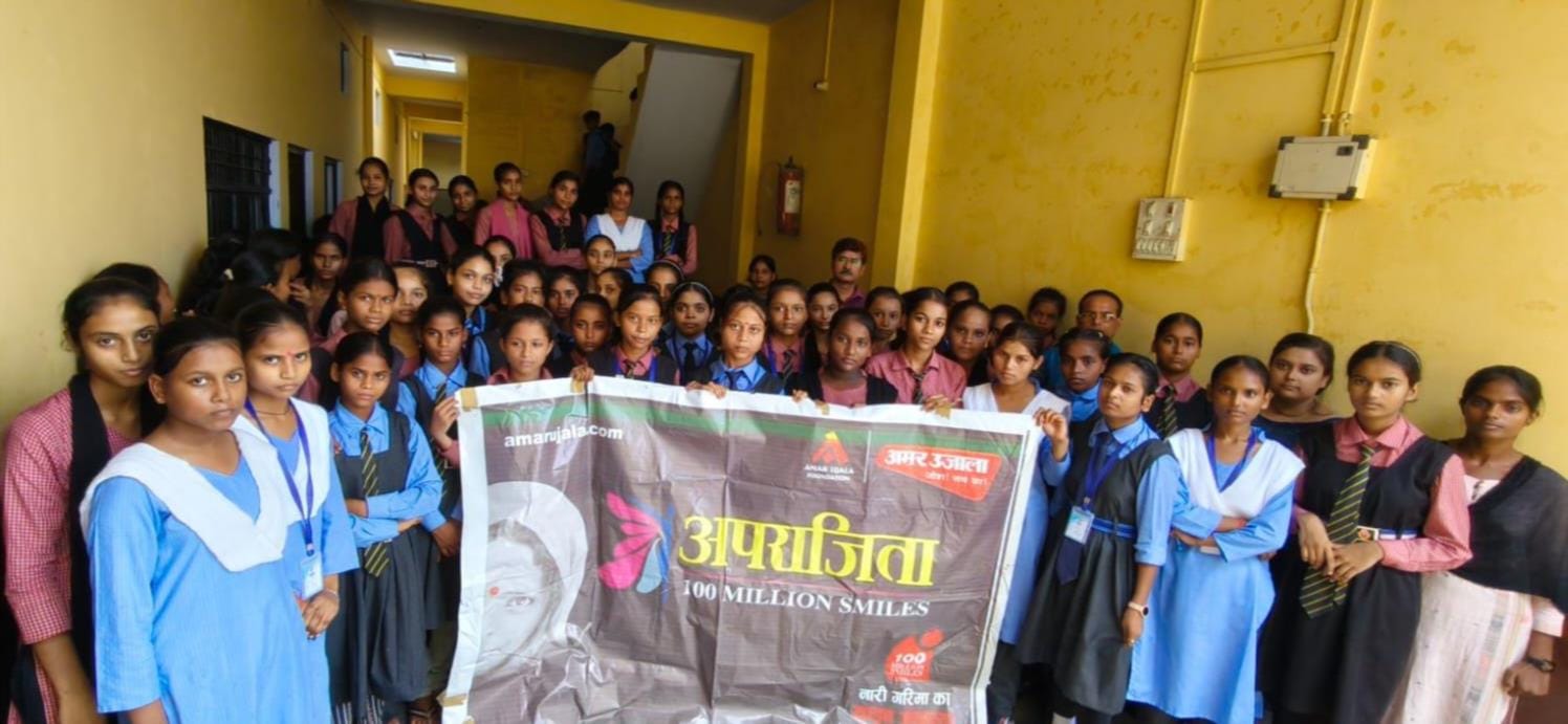 अपराजिता कार्यक्रम के दौरान एपीएम सनराइज स्कूल की छात्राएं, वरिष्ठ परामर्शदाता जीतेंद्र मिश्रा,