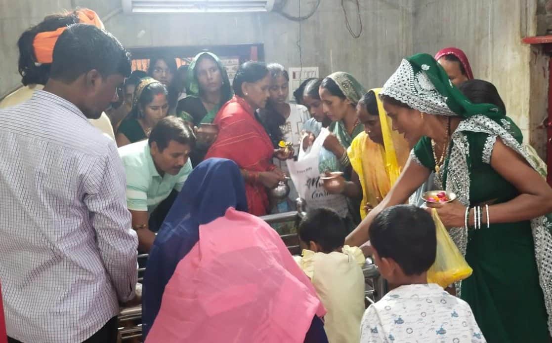 बाबा भयहरणनाथ धाम में सावन माह के अंतिम दिन जलाभिषेक करते श्रद्धालु। पुजारी