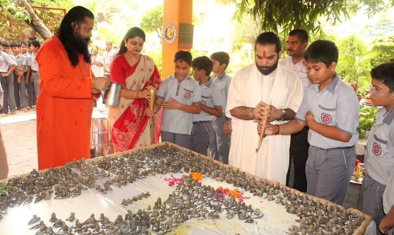 Children crafted 1,008 Shivlings; a Maharudrabhishek was performed.
