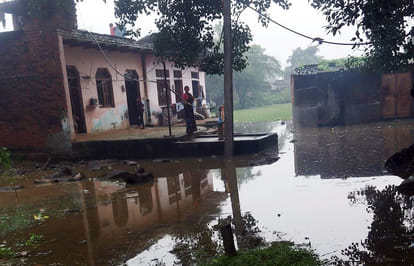 बाह: बारिश से उफनाए तालाब का पानी उदयपुर कला की गलियों में भरा