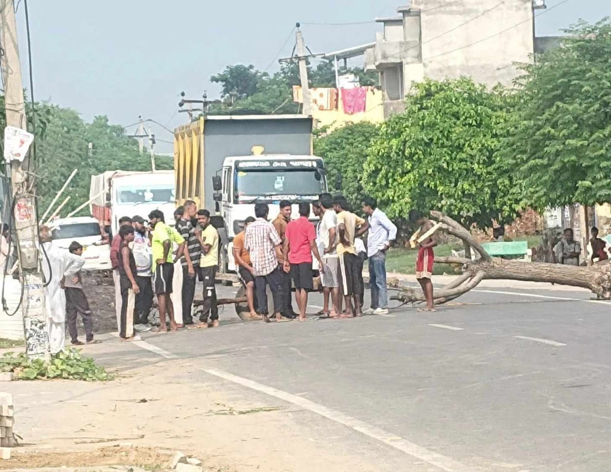 Villagers blocked the highway after a four-day power outage