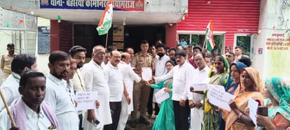 बहरिय थाने में उत्तर प्रदेश विधानसभा अध्यक्ष सतीश महाना के खिलाफ शिकायत पत्र सौंपते कांग्रेसी