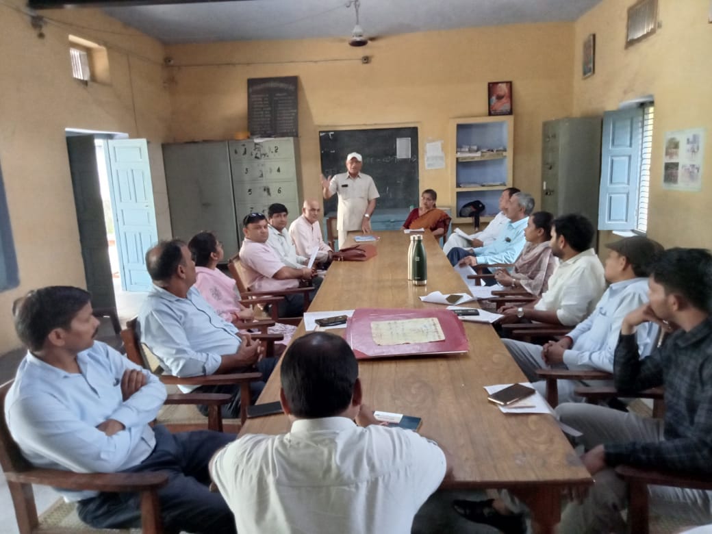 Discussion on the opposition at the teachers' union meeting.