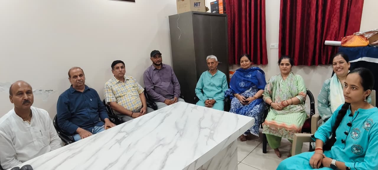बाके बिहारी मंदिर में जन्माष्टमी महोत्सव के लिए बैठक करते मंदिर के सदस्य। स्रोत : मंदिर