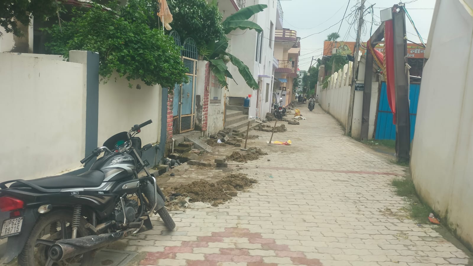 बिना एनओसी लिए खोदी गई इंटरलाकिंग सड़क। संवाद
