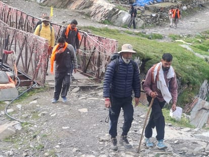 चंबा की मणिमहेश डल झील पर डूबकी लगाने के लिए जाते श्रद्धालू।संवाद