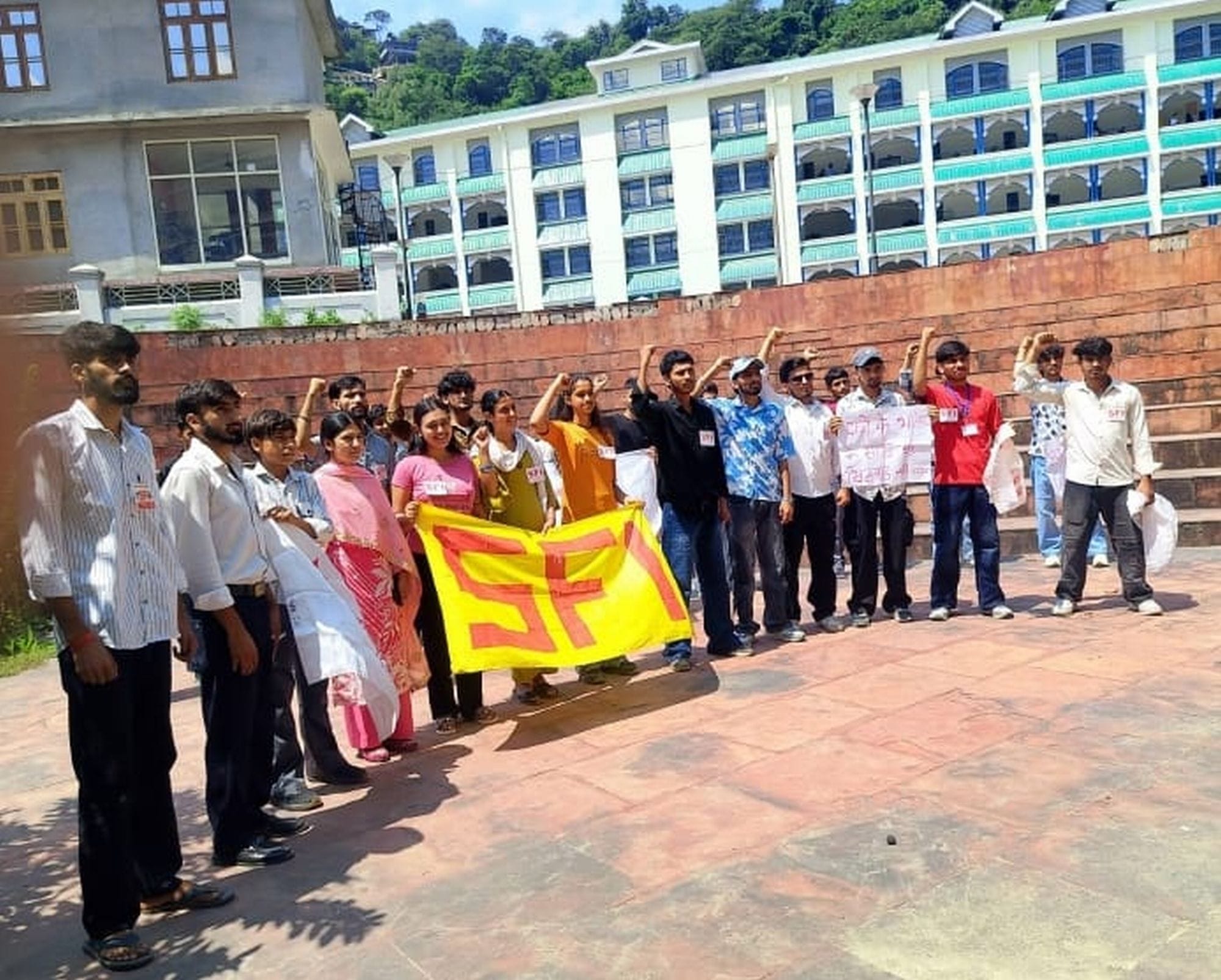 चंबा कॉलेज में फीस बढ़ोतरी को लेकर धरना प्रदर्शन करते एसएफआई के कार्यकर्ता।संवाद