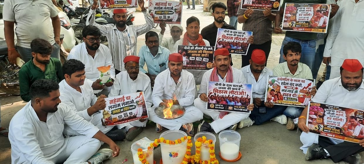 SP performs *aarti* for a garlanded bag of sugar to protest high prices.