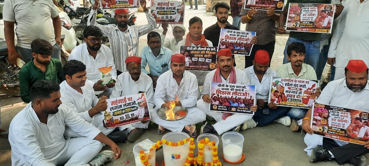 चीनी की आरती उतारकर विरोध करते समाजवादी पार्टी के लोग। स्रोत-सपा