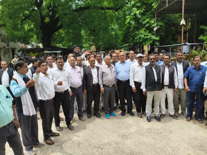 चुनार में प्रदर्शन करते अधिवक्ता, सोशल मीडिया