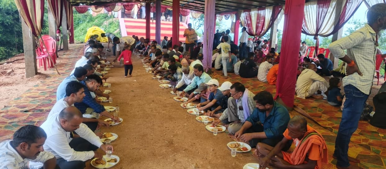 Thousands of devotees thronged the community feast following the continuous Hari Kirtan
