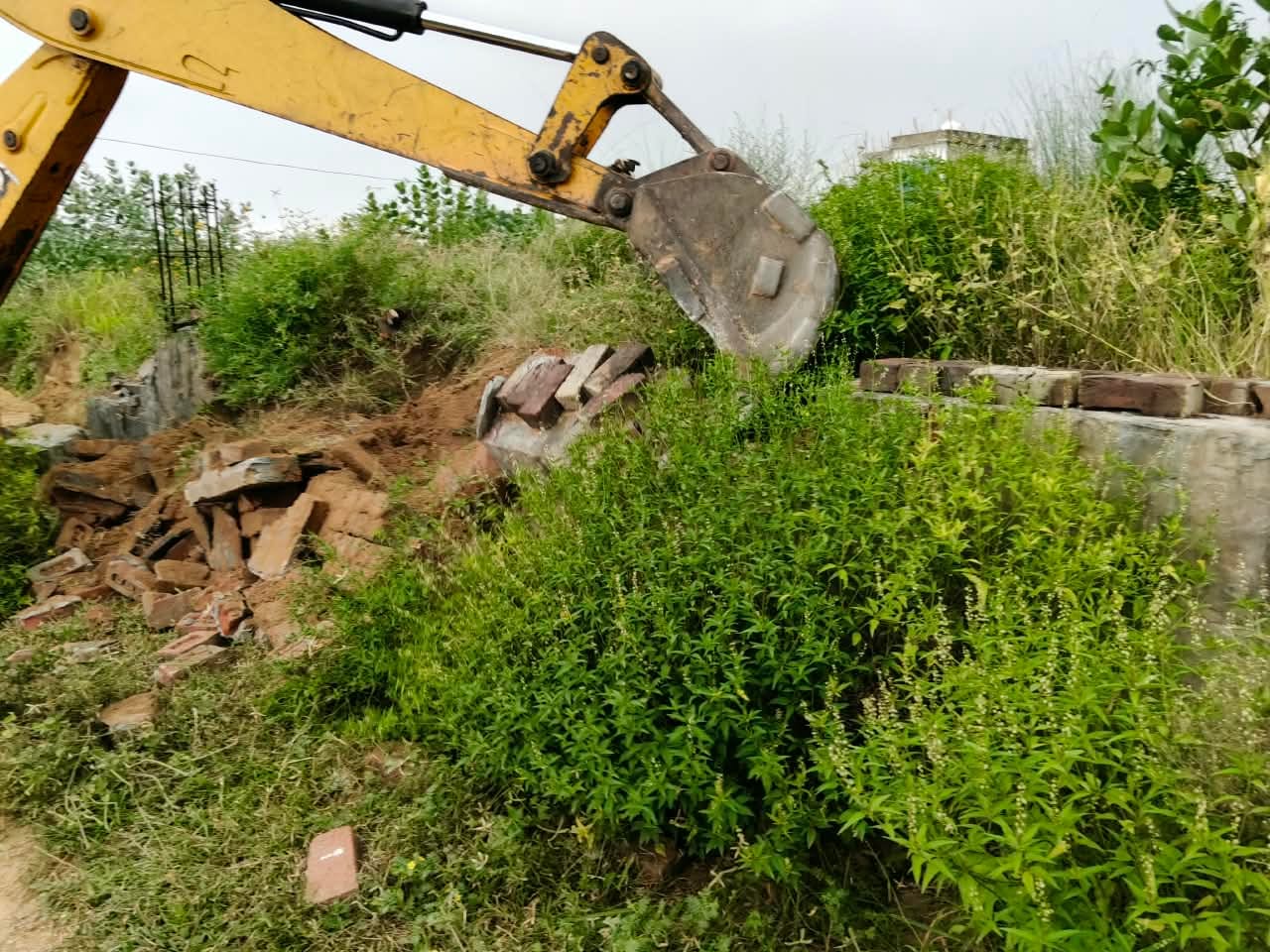फोटो 1अवैध कॉलोनी में तोड़फोड़ करते जिला नगर योजनाकार की टीम।स्रोत:विभाग