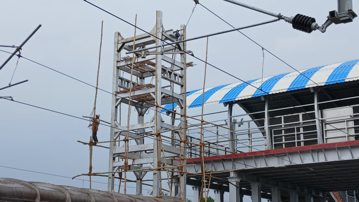 Work on installing lifts at the railway station accelerates.