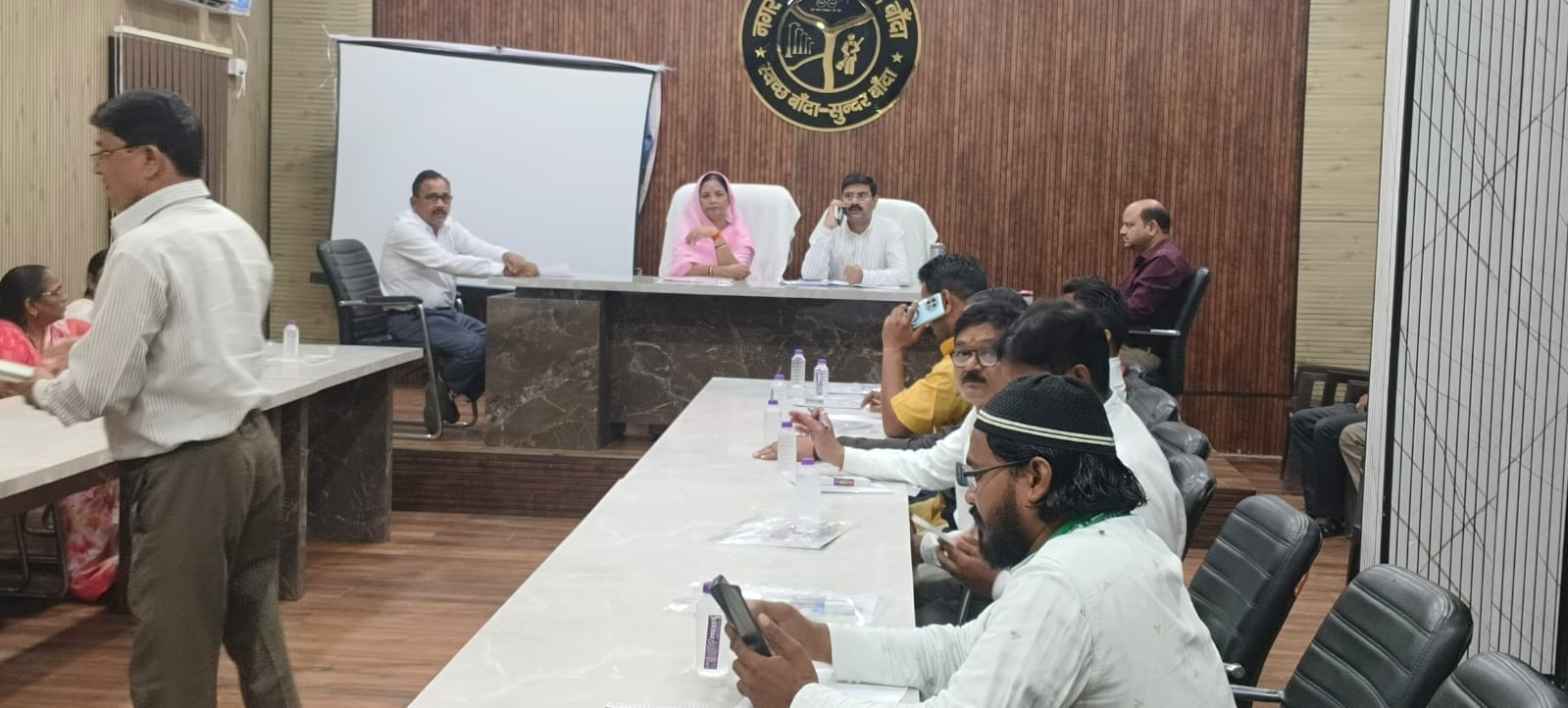 फोटो-10-नगर पालिका बोर्ड की बैठक में मौजूद चेयरमैन, ईओ व सभासद। अमर उजाला